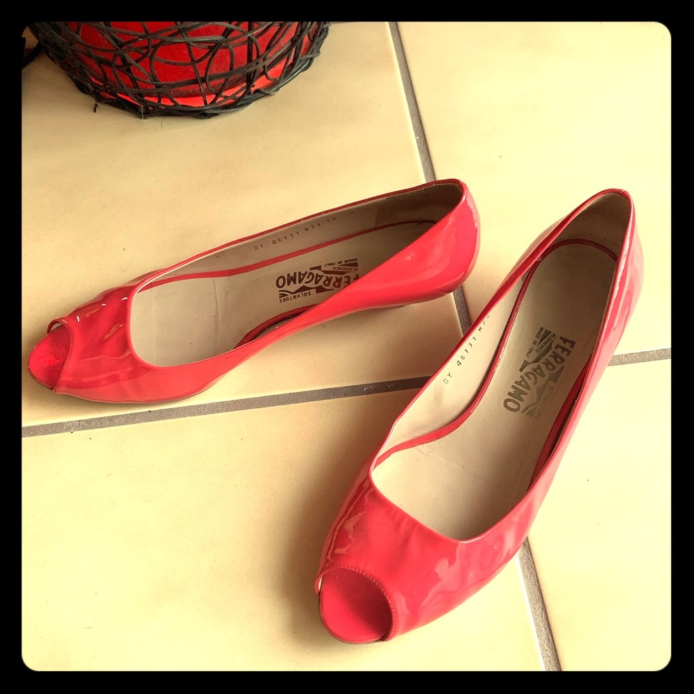 Pink Salvatore Ferragamo peep toe kitten heels sz9